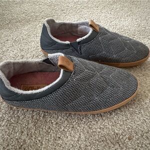 OluKai slippers 
Worn once